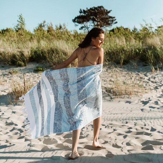 Femme sur la plage avec une fouta